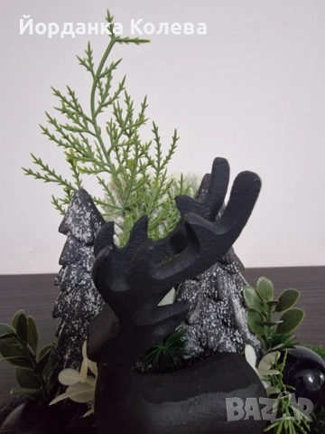 Коледна   декорация  с две  елхички  и еленче 