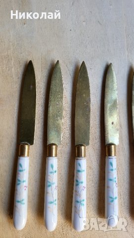 Изключително красиви и стари месингови ножчета с порцеланови дръжки, снимка 7 - Антикварни и старинни предмети - 41525993