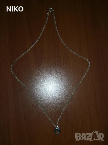 Продавам, малък нежен сребърен, дамски, медальон с синджир , снимка 4 - Колиета, медальони, синджири - 41514938