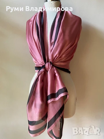 Шал в цвят пепел от рози с черен кант