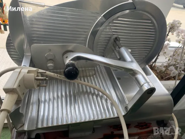 Професионален уред за рязане на колбаси