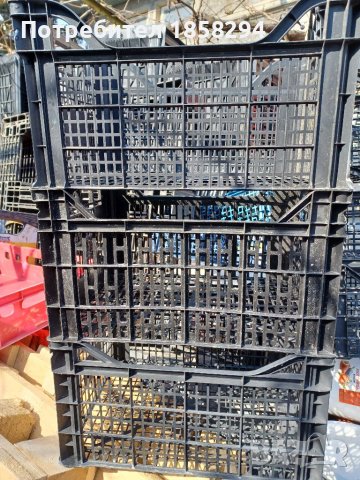 Продава пластмасови каси-кубчета.