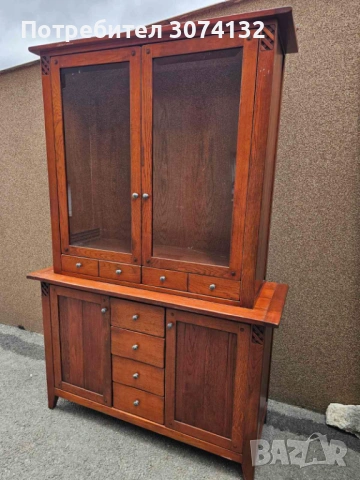 Трапезен шкаф с кристални стъкла в стил Рустик