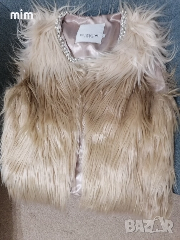 Пухен елек в бежово с мъниста