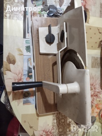 Маса с нож за рязане на колбаси