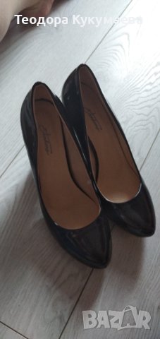 Дамски лачени обувки