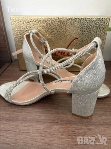 Елегантни дамски сандали на ток – сребристи с камъчета