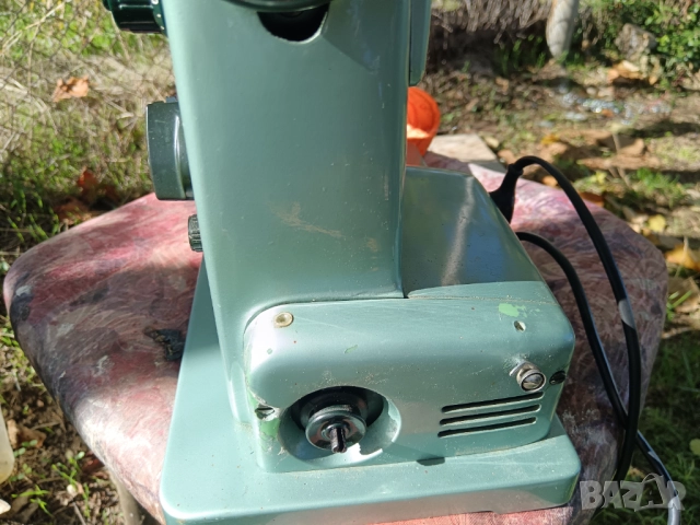 Шевна машина Хускварна, снимка 2 - Шевни машини - 52117099