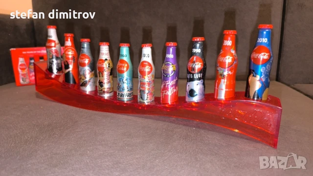 Coca Cola 100 години комплект бутилки, 10 мини алуминиеви бутилки с поставка, снимка 9 - Колекции - 51381112