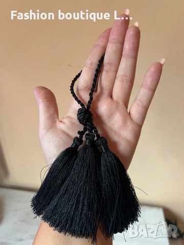 Черен аксесоар с 4 пухени помпона подходящ за чанта или ключове 🖤