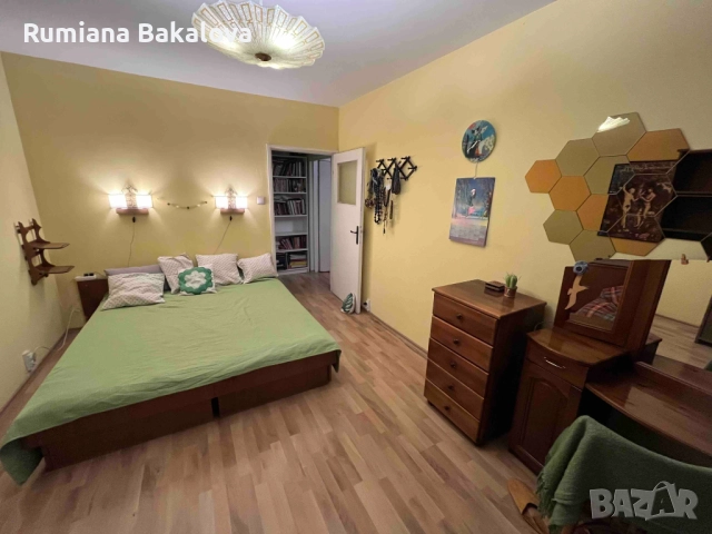 продава се просторен тристаен