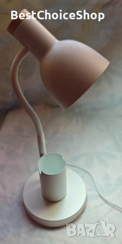 Настолна лампа за бюро в скандинавски стил с вграден органайзер за химикалки.