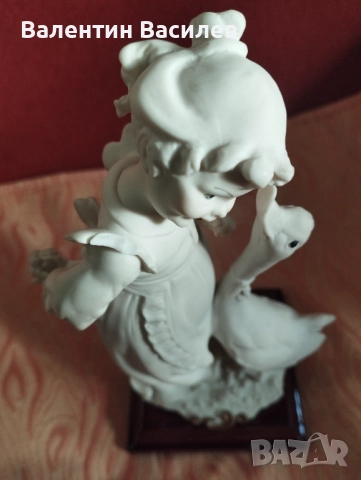 Каподимонте Момиче с пате порцелан бискуит , снимка 3 - Статуетки - 52104034