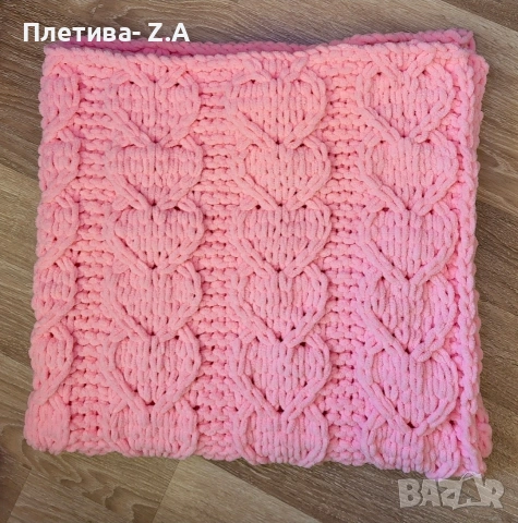 Ръчно плетено бебешко одеяло 90х90 см – сърца“
