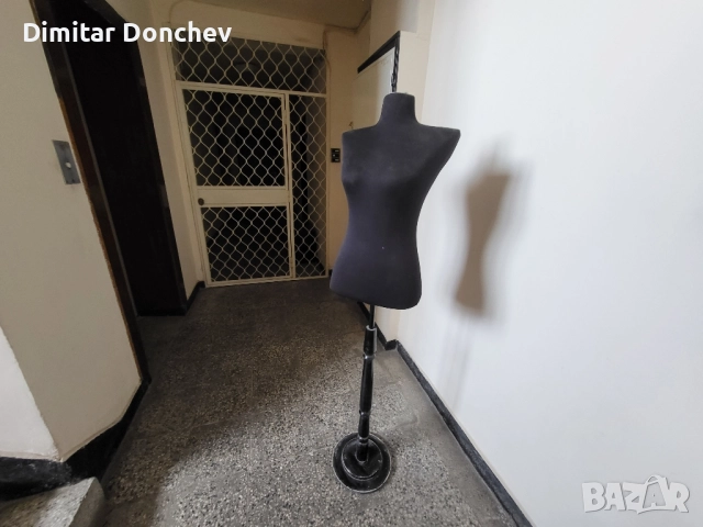 продавам дамски манекен за дрехи със стойка.Звънене на телефона 