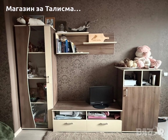 Холна секция с витрина – запазена, светли цветове