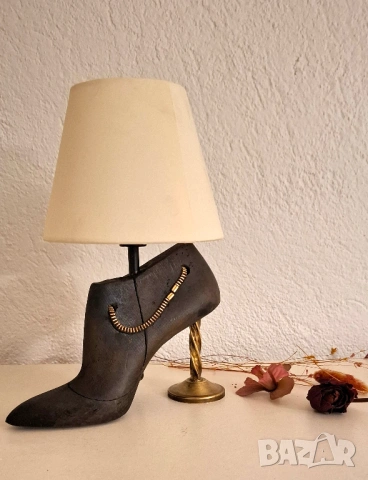 Настолна лампа „Zip Heels“ – когато модата среща светлината, снимка 3 - Настолни лампи - 53739482