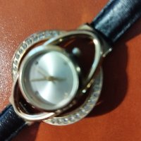 Интересен дамски часовник на Avon с  камъни , снимка 5 - Дамски - 40141910