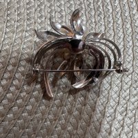Дамска брошка с перли, снимка 2 - Колиета, медальони, синджири - 41818990