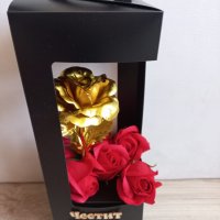 Комплект "златна" роза и сапунени рози с надпис "Честит празник" налично, снимка 1 - Декорация за дома - 39707470