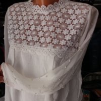 ИЗКЛЮЧИТЕЛНО КРАСИВА бяла блуза с шифонени ръкави и перлички, снимка 1 - Ризи - 35927992