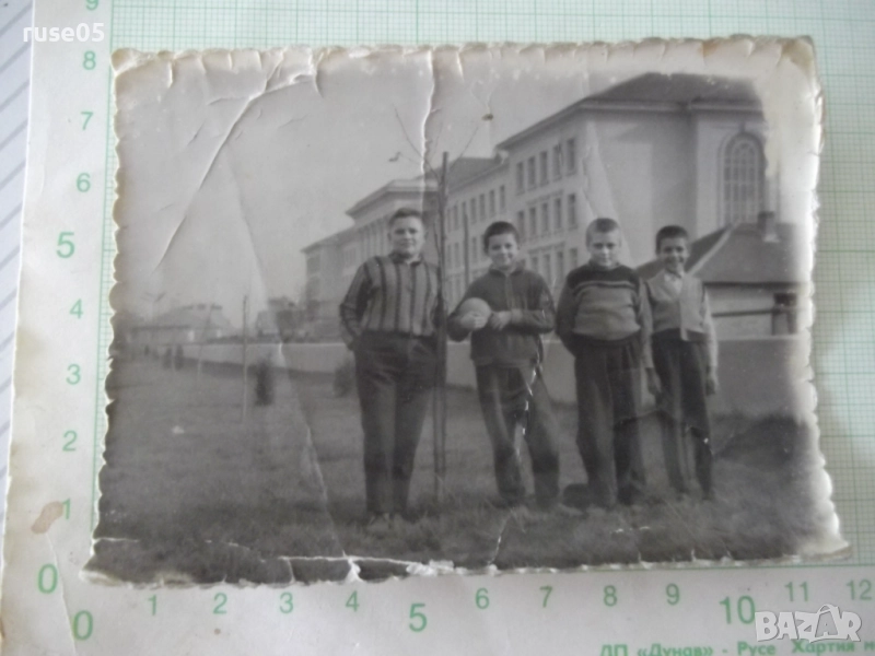 Снимка на четири деца пред оградата на бившия ВИММЕСС-Русе, снимка 1