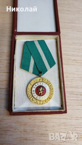 Медал за заслуги към БНА с кутич, снимка 1 - Антикварни и старинни предмети - 41976471