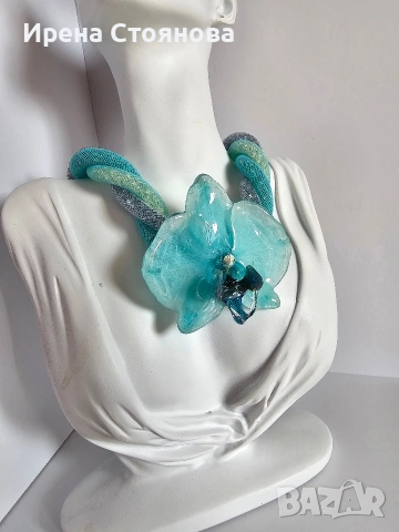Колие с естествен цвят на орхидея в сини нюанси. Цветето е направено, като брошка 