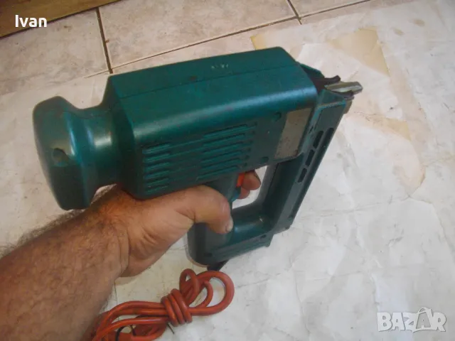 Английски BLACK DECKER Голям Елктрически Комбиниран ТАКЕР Дърводелски скоби и пирони 16-32мм ОТЛИЧЕН, снимка 13 - Други инструменти - 47342052