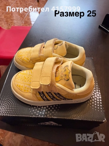 Различни чифтове детски обувки