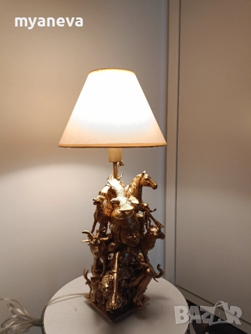 Лампа ​"Единство" , символ на хармонията между човека и животните. 