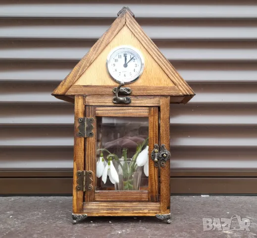 Дървена тематична къщичка с часовник 