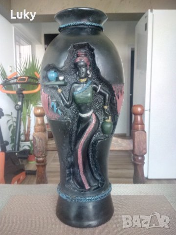 Предлагам за продажба.Декоративна,стара и изключително красива,африканска ваза .