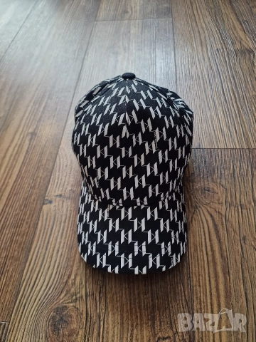 Страхотна шапка с козирка KARL LAGERFELD 