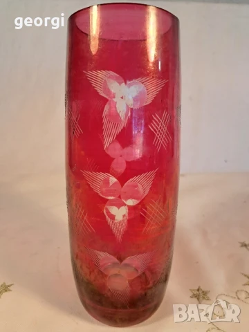 червена стъклена фасетирана ваза 26/3