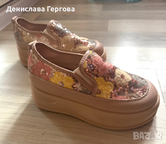 Чисто нови бежави мокасини с цветя 