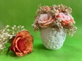 Нежни рози в меки прасковени нюанси, обгърнати от ефирен гипсофил, събрани в бяла керамична кашпа., снимка 2