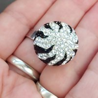 Нов сребърен пръстен с регулация, проба 925 / топка в черно бяло с кристали "Swarovski" , снимка 3 - Пръстени - 29670193