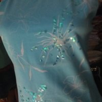 УНИКАЛЕН светлосин топ с тънки презрамки с бели цветя и сини пайети по тях, снимка 2 - Потници - 41986447