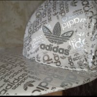 Adidas- L- Нова оригинална шапка с козирка - бяла със сребристо  бродирано лого  и надписи, снимка 1 - Шапки - 41512871