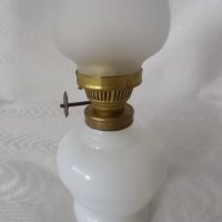 Бяла , стъклена лампа за декорация ,но и работи с фитил, снимка 2 - Декорация за дома - 9220386
