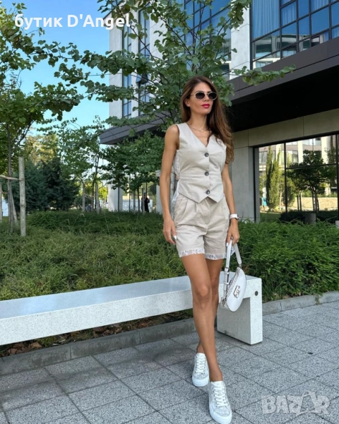 Къси панталонки с дантела в бежов цвят, снимка 1