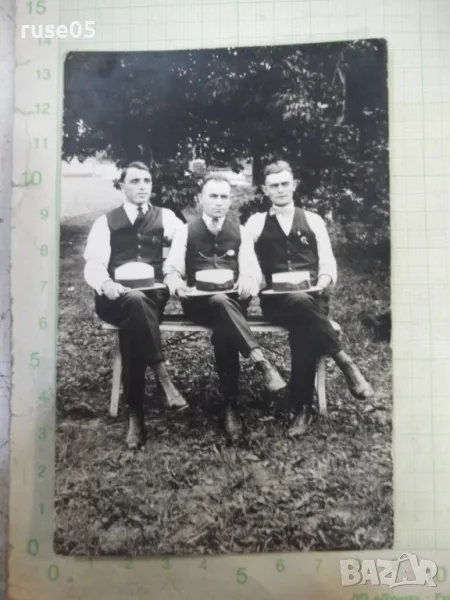 Снимка стара на трима мъже на пейка - 1, снимка 1