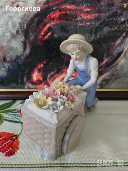 Порцеланова фигура Момче с цветя, снимка 1