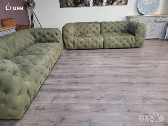 Зелен комплект дивани от плат набук две тройки тип Честърфийлд, снимка 8 - Дивани и мека мебел - 51956009