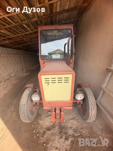 Трактора е ползван малко към него има култиватор и плуг