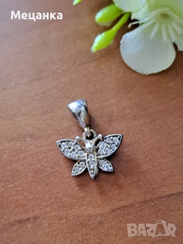 Сребърна висулка пеперуда