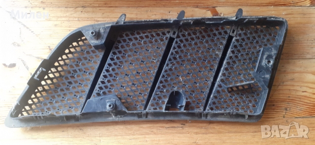 Декоративна Решетка Във Предния Капак Дясна. Mercedes ML.W164.2005-2010 Година. Мерцедес МЛ.164 , снимка 2 - Части - 36087441