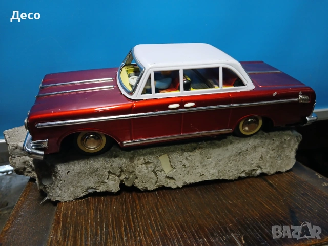 Стара ламаринена китайска играчка автомобил на батерии.