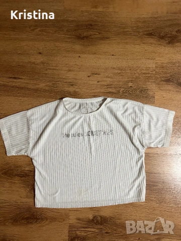 Бяла къса тениска с надпис